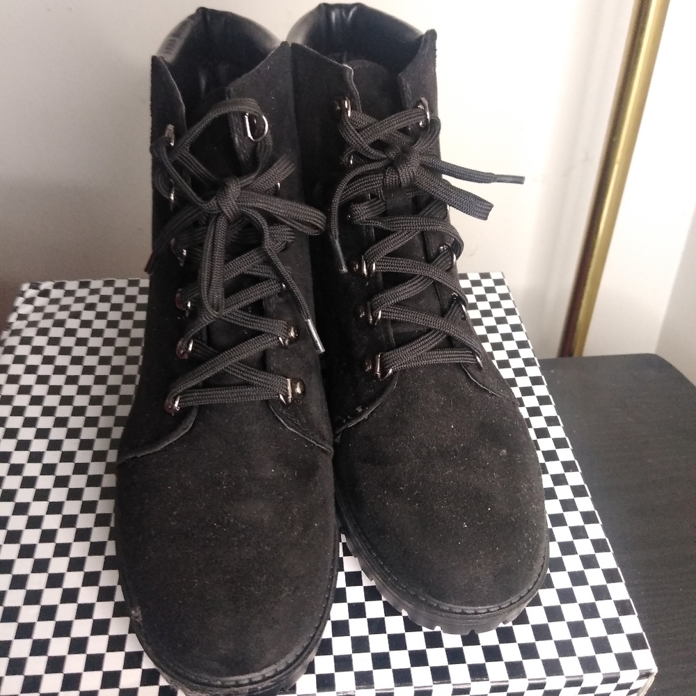 Boots - Picture 4 of 5